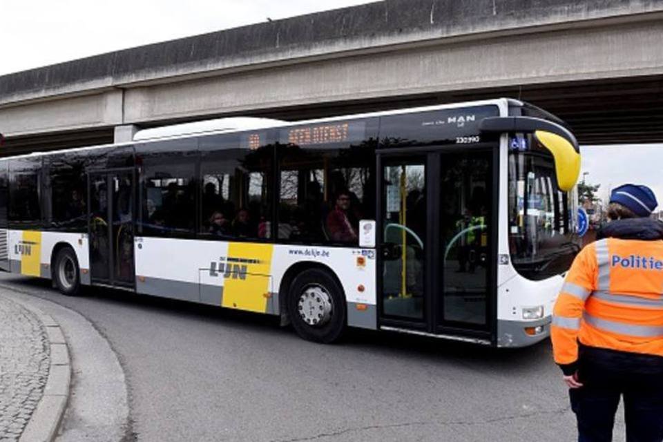 Mulher esfaqueia 3 pessoas em ônibus de Bruxelas
