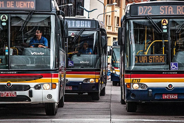 Ônibus em Porto Alegre: um aplicativo com os horários do transporte reduziu a espera dos passageiros (Marcelo Correa/Exame)