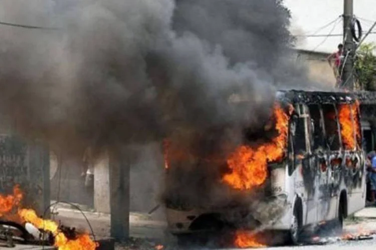 Ônibus é incendiado durante os ataques no Rio de Janeiro  (Luiza de Paola/AFP)