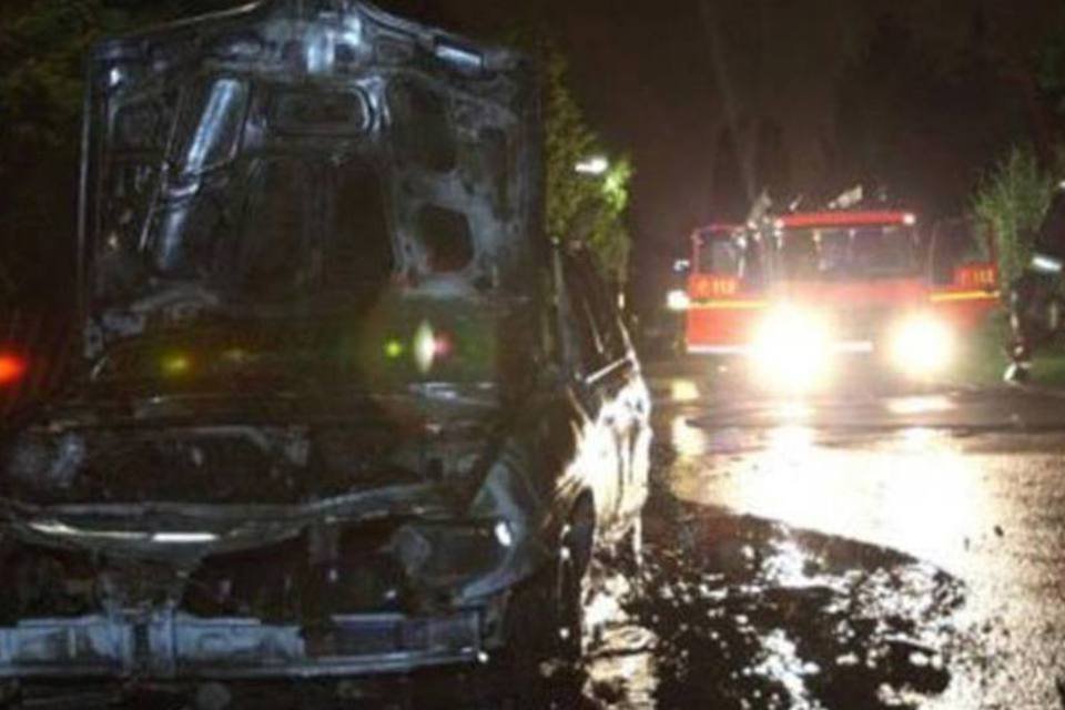Carros incendiados em Berlim jogam Merkel e eleições no fogo
