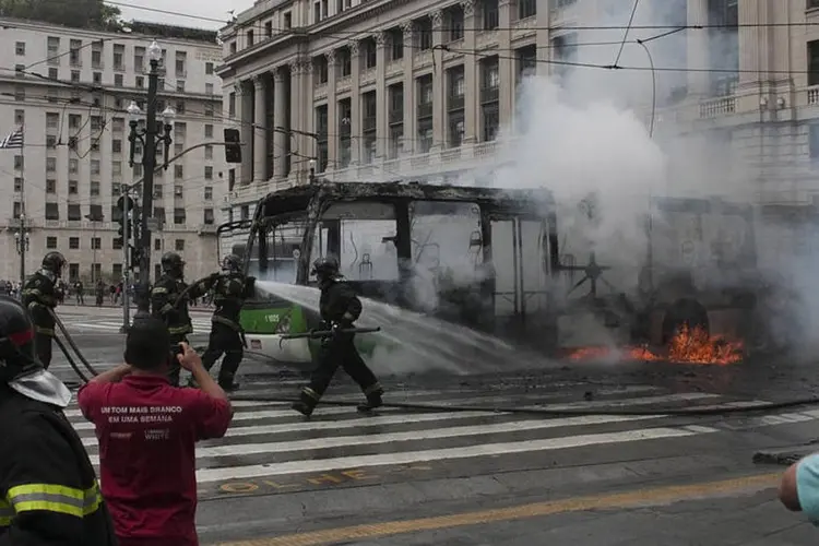 Ônibus incendiado durante protesto no centro de São Paulo após reintegração de posse de edifício (Reuters)