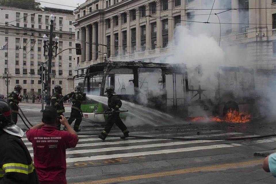 PM volta a atirar bomba após confrontos no centro de SP