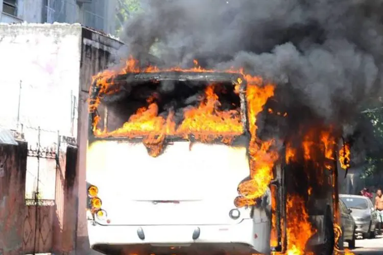  ônibus incendiado: protesto era contra a morte de duas pessoas, na RJ-104 durante operação de dois batalhões da Polícia Militar (Tomaz Silva/Agência Brasil)