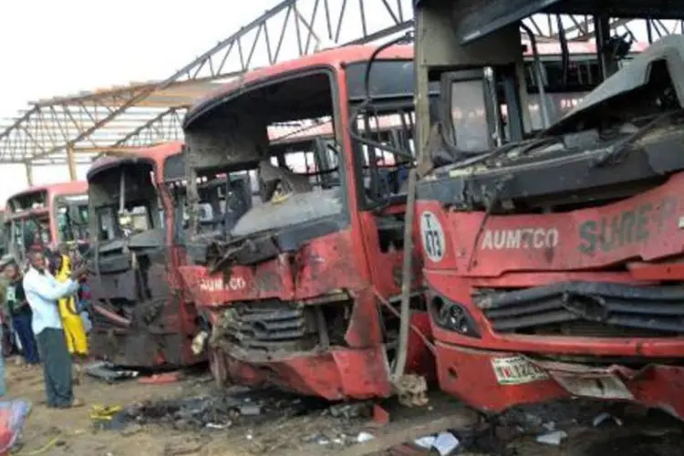 Ônibus incendiados num dos ataques em Abuja, Nigéria: os feridos estão recebendo atendimento em hospitais de Abuja e das redondezas, disse porta-voz (AFP)