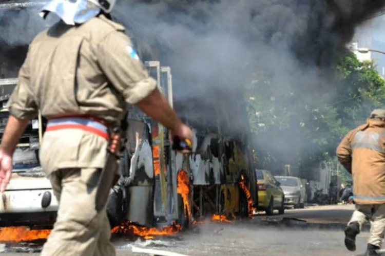 
	Desocupa&ccedil;&atilde;o do terreno da Oi: um &ocirc;nibus foi incendiado por manifestantes na Rua Vigilante Serafim, ao lado do terreno desocupado e o fogo se espalhou para uma casa
 (Vladimir Platonow/Agência Brasil)