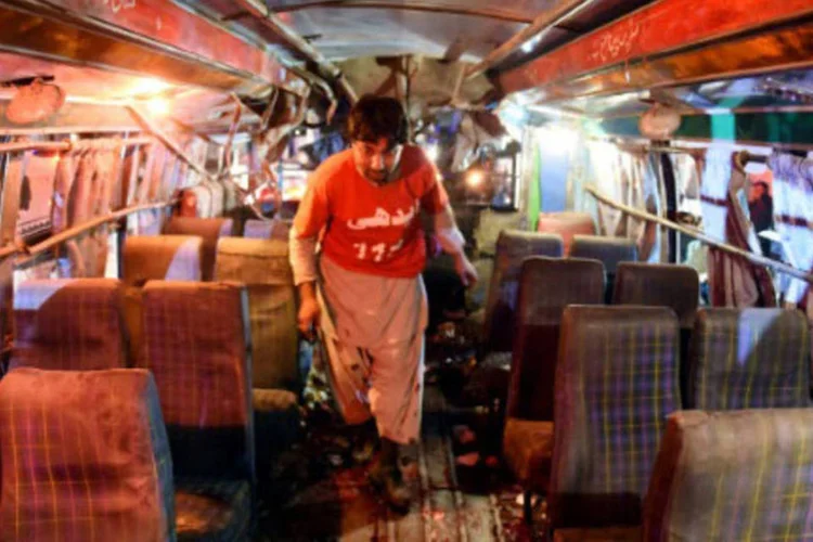 
	Volunt&aacute;rio inspeciona &ocirc;nibus depois de explos&atilde;o com bomba que deixou ao menos 10 mortos, em Quetta, Paquist&atilde;o: &quot;Posso confirmar que ao menos 10 pessoas morreram e 23 ficaram feridas&quot;, indicou o ministro do Interior do Baluchist&atilde;o
 (Banaras Khan/ AFP)