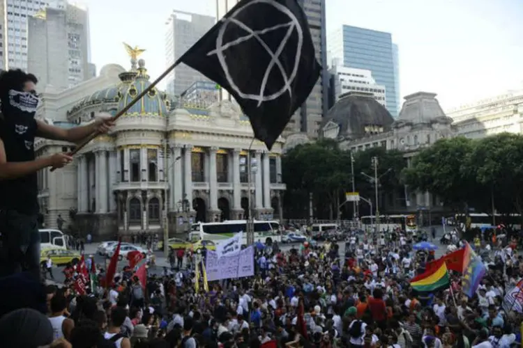 Movimentos sociais fazem passeata em protesto contra o aumento do preço das passagens de ônibus no Rio (Fernando Frazão/ABr)