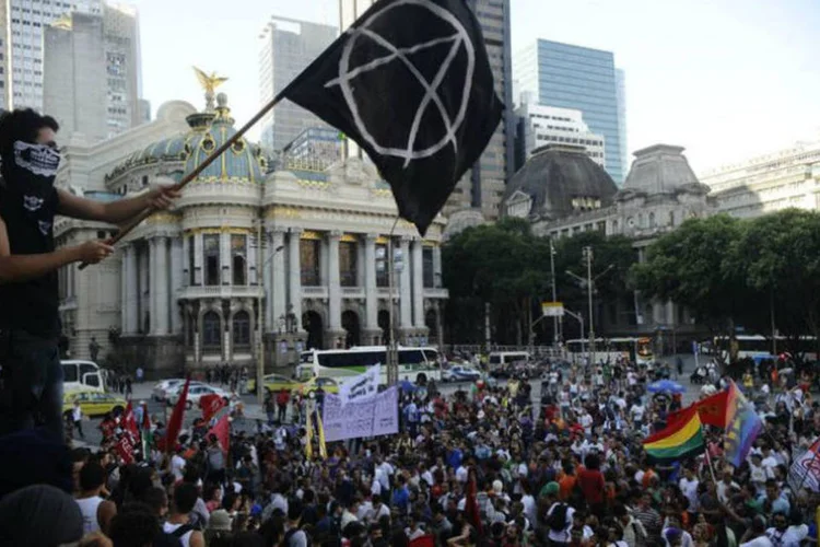 Movimentos sociais fazem passeata em protesto contra o aumento do preço das passagens de ônibus no Rio (Fernando Frazão/ABr)