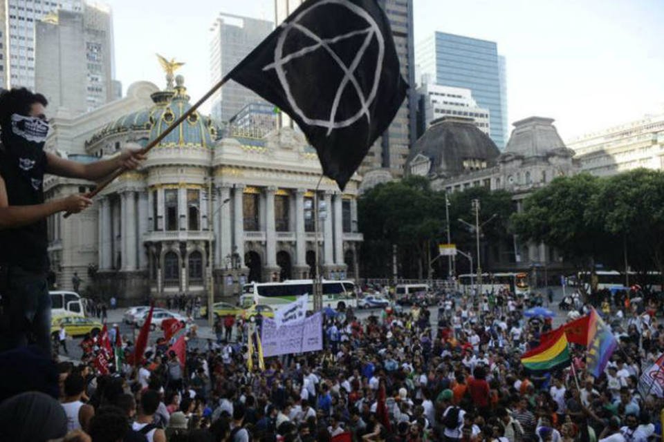 Começa protesto contra aumento da passagem de ônibus no Rio