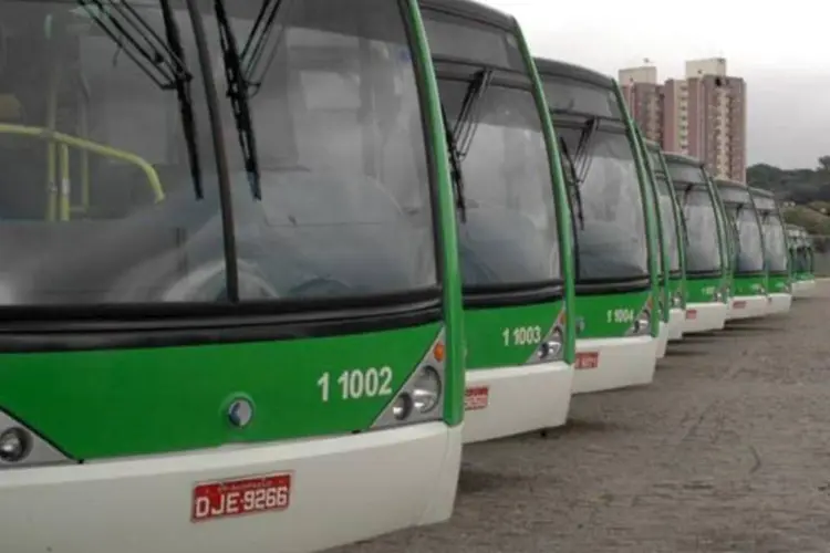Ônibus: não há nenhuma concessão para o transporte público vigente em São Paulo, todos os contratos são emergenciais (Wikimedia Commons)