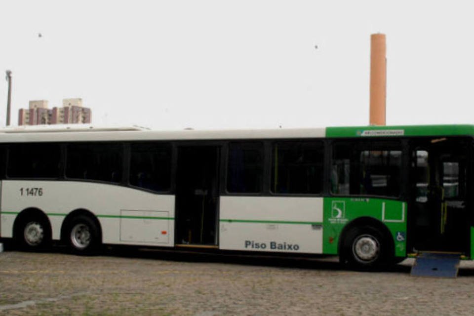 Ônibus são deixados em avenida e 2 garagens estão fechadas