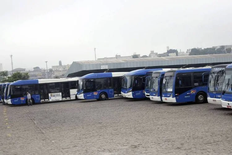 
	&Ocirc;nibus parados:&nbsp;paralisa&ccedil;&otilde;es acontecem a tr&ecirc;s semanas do in&iacute;cio da Copa
 (Nacho Doce/Reuters)