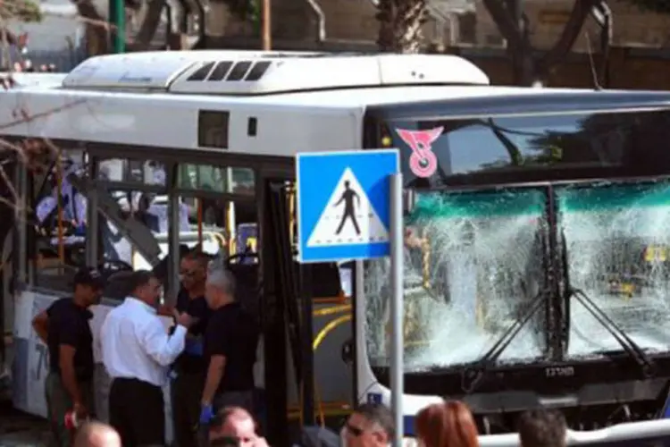Policiais israelenses se reúnem em torno de um ônibus que teria sido alvo de uma explosão em Tel Aviv em 21 de novembro
 (Daniel Bar-On/AFP)