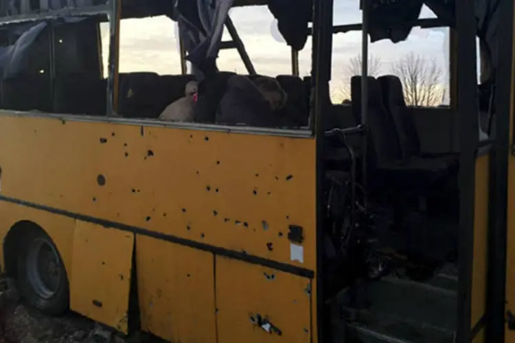 Ônibus atingido na Ucrânia: combates entre forças do país e rebeldes russos se intensificaram nos últimos dias (Ukraines Ministry of Internal Affairs/Handout via Reuters)