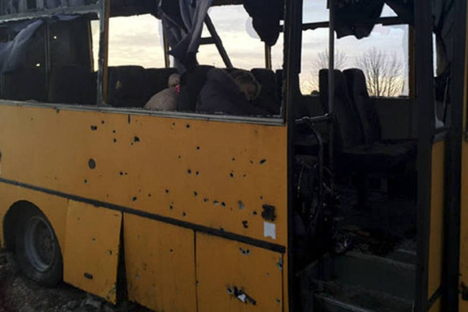 Artilharia rebelde mata 10 pessoas em ônibus na Ucrânia