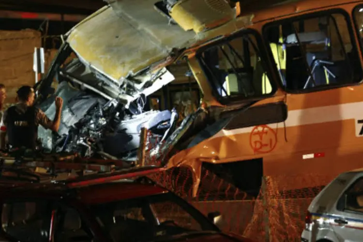 Micro-ônibus destruído após ser atingido por viaduto que desabou, em Belo Horizonte (Ivan Alvarado/Reuters)