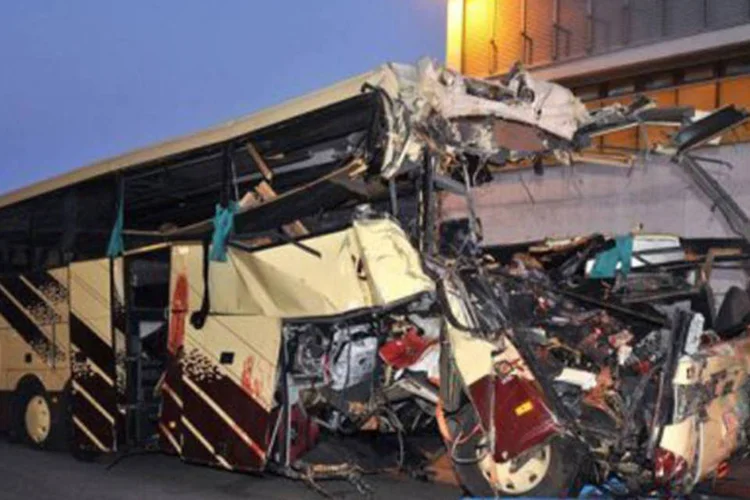Parte dianteira do ônibus ficou destruída após a colisão: no acidente que aconteceu na noite da quarta-feira morreram 22 crianças e seis adultos (Sebastien Feval/AFP)