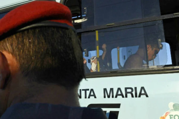Policial é visto em frente a ônibus durante protesto em Fortaleza (Davi Pinheiro/Reuters)