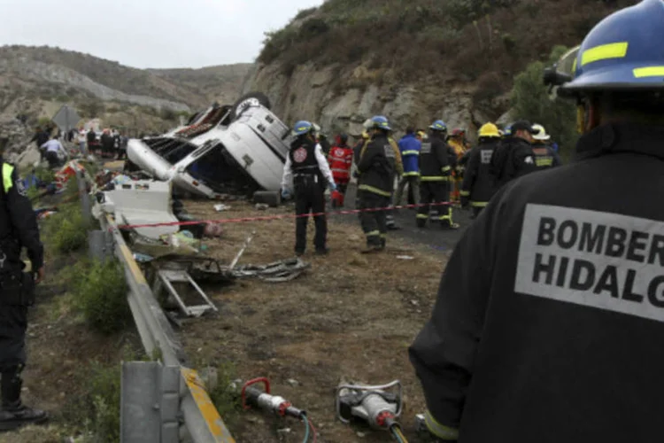 Equipes de resgate e bombeiros trabalham no local em que um ônibus capotou matando pelo menos 16 pessoas no México (REUTERS/Stringer)