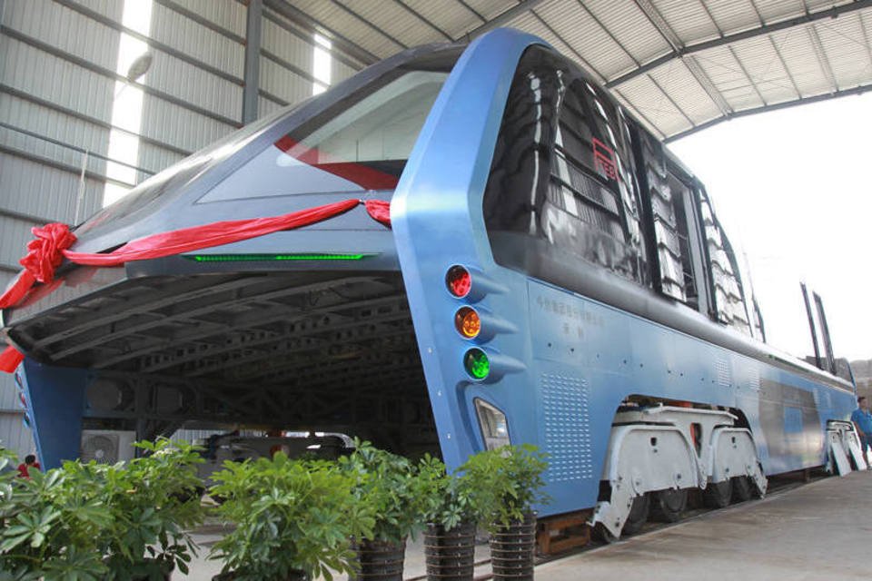 Ônibus elevado é testado na China, e Brasil tem interesse