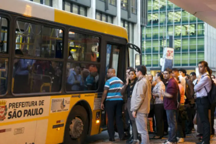 
	Passageiros esperam &ocirc;nibus em ponto no cruzamento da rua Augusta com a avenida Paulista: trata-se de um acr&eacute;scimo de 2,7% de pessoas
 (Marcos Issa/Bloomberg)