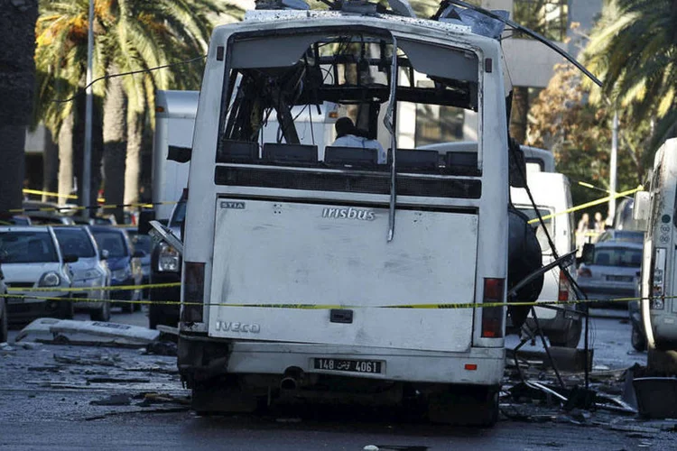 
	&Ocirc;nibus que sofreu ataque na Tun&iacute;sia: Ainda n&atilde;o foi identificado o 13&ordm; cad&aacute;ver, que, segundo as autoridades, poderia se tratar do corpo de um &quot;terrorista&quot;
 (Zoubeir Souissi/REUTERS)