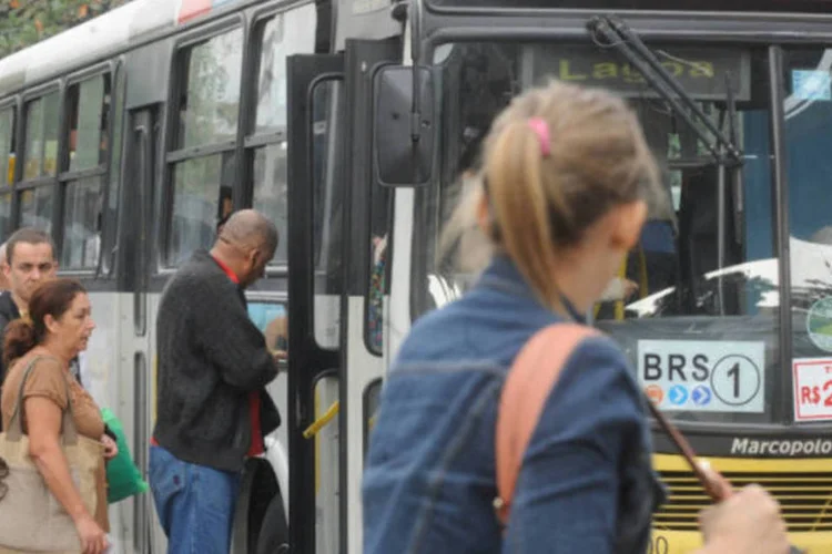 Transporte: ônibus foram vandalizados durante a greve de rodoviários no Rio nesta segunda-feira, 11 (Tânia Rêgo/Agência Brasil)