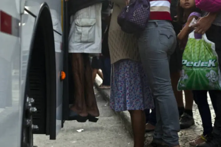 
	Transporte p&uacute;blico no Rio: ve&iacute;culo, da linha Mazomba-Itagua&iacute;, estava lotado de passageiros retornando do trabalho para casa
 (Dado Galdieri/Bloomberg)