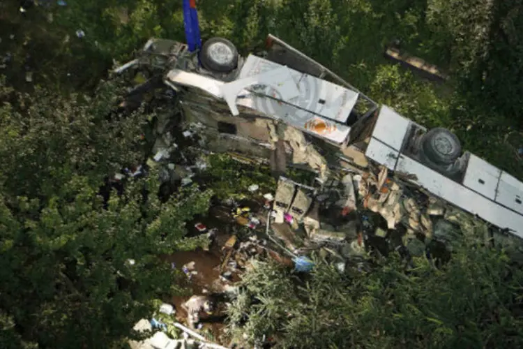 Vista aérea de ônibus que despencou de viaduto deixando dezenas de mortos na província de Avellino, no sul da Itália (REUTERS/Ciro De Luca)