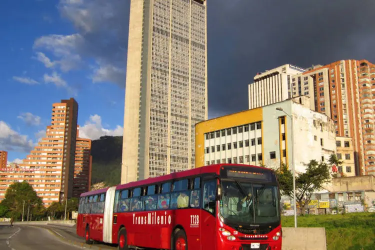 Ônibus Transmilênio em Bogotá, na Colômbia: cidade é reconhecida pela inovação no transporte (Pedro Felipe/Wikimedia Commons)