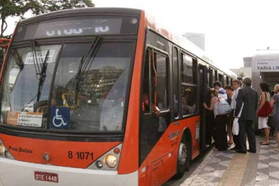 Manifesto por melhoria no transporte bloqueia avenida da zona sul de SP