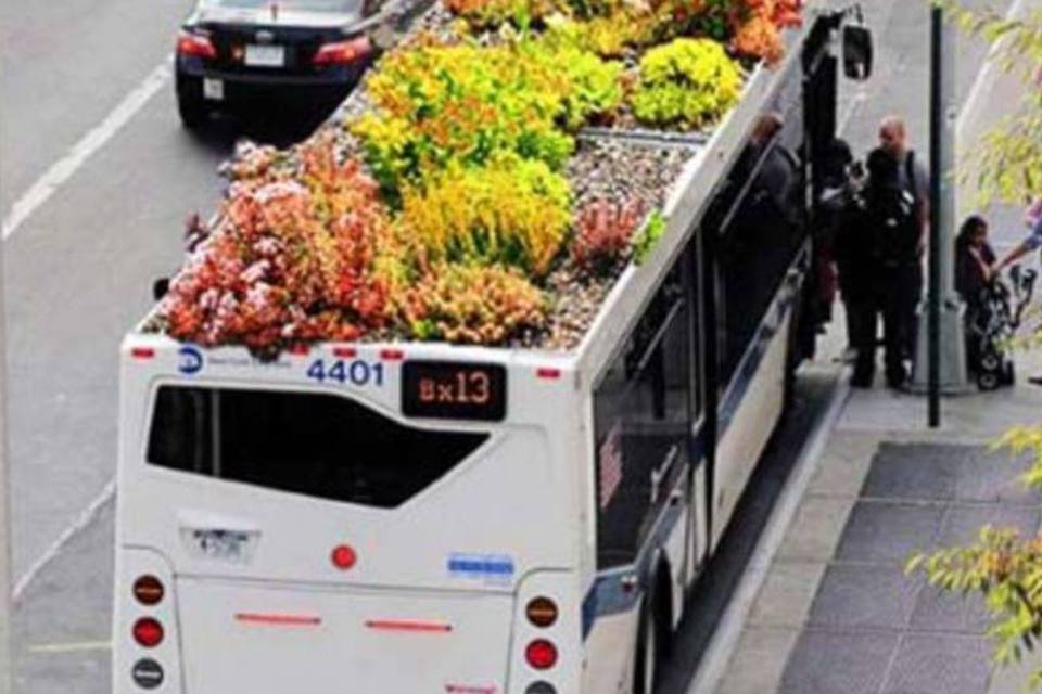 Primeiro ônibus com teto verde circula em Nova York