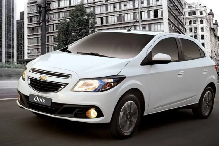 
	Chevrolet Onix: o compacto tomou de vez o posto dos l&iacute;deres anteriores Fiat Palio e VW Gol
 (© GM Corp)
