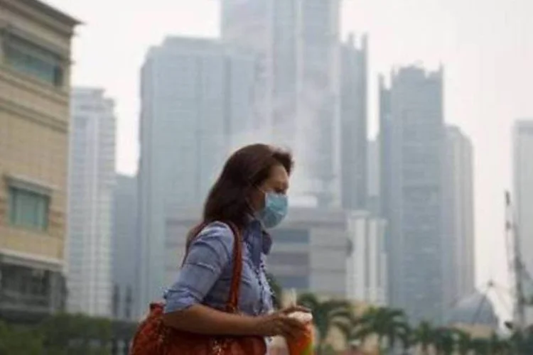 
	Mulher usa m&aacute;scara, na Mal&aacute;sia, devido a polui&ccedil;&atilde;o no ar: COP20 convocar&aacute; no Peru 194 pa&iacute;ses que tentar&atilde;o costurar novo pacto para reverter efeitos da industrializa&ccedil;&atilde;o sobre clima
 (AFP/Arquivos)