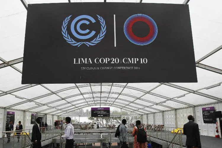 
	Pessoas caminham em local onde se realiza a c&uacute;pula da ONU para Mudan&ccedil;a Clim&aacute;tica, a COP20
 (Enrique Castro-Mendivil/Reuters)