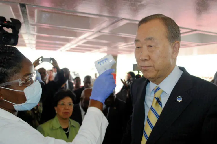 Secretário-geral da ONU Ban Ki-moon passa por exame na chegada a Monróvia, Libéria (James Giahyue/Reuters)