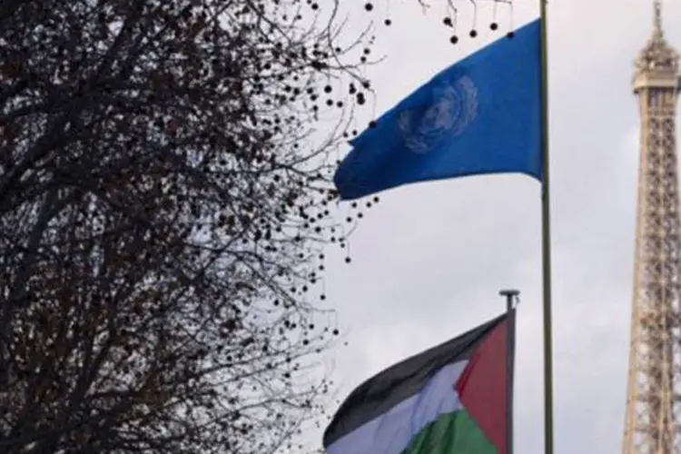 O presidente palestino Mahmoud Abbas hasteou a bandeira em um ato que considerou 'histórico' e pode observá-la balançar entre as de outros países (Joel Saget/AFP)