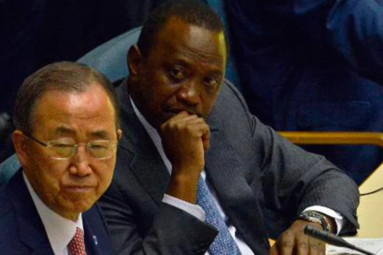 O secretário-geral da ONU, Ban Ki-moon, e o presidente do Quênia, Uhuru Kenyatta, em Nairóbi
 (Tony Karumba/AFP)