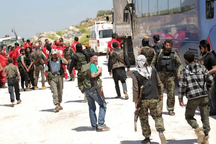 
	Retirada: um primeiro &ocirc;nibus com 15 homens a bordo deixou a localidade rebelde de Zabadani
 (Ammar Abdullah / Reuters)