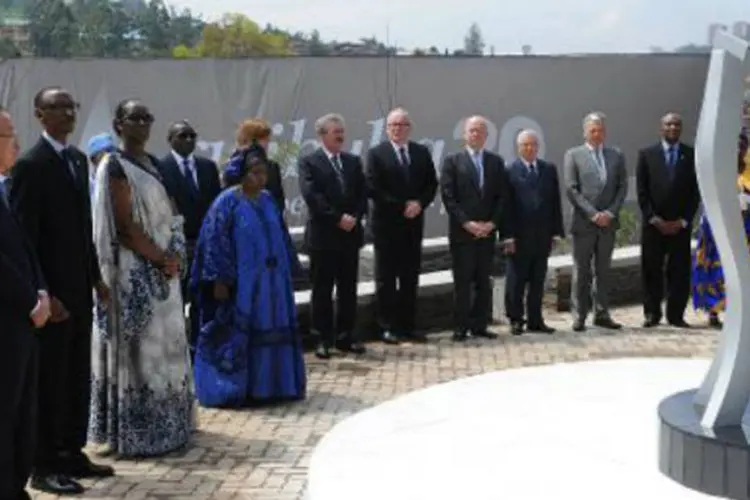 A partir da esquerda, Ban Ki-Moon, da ONU,com o presidente e a primeira-dama de Ruanda: "há 20 anos Ruanda não tinha futuro, apenas um passado", disse presidente (Simon Maina/AFP)