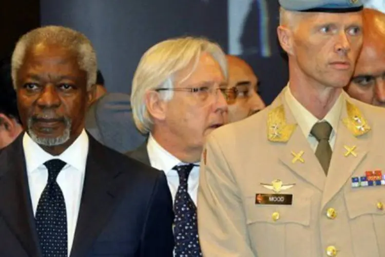 O emissário da ONU, Kofi Annan (E), e o chefe da missão de observadores das Nações Unidas, general Robert Mood
 (Louai Beshara/AFP)