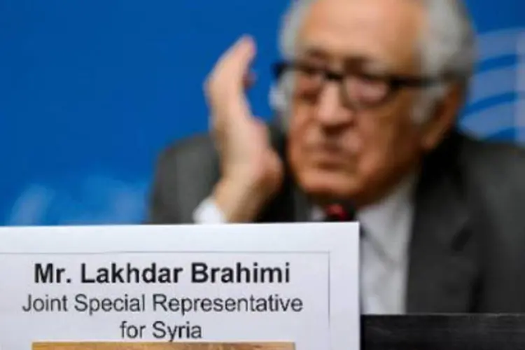 Lakhdar Brahimi: depois da ameaça de abandono da conferência na sexta, as delegações negociaram em um clima de respeito mútuo, disse Brahimi (Fabrice Coffrini/AFP)
