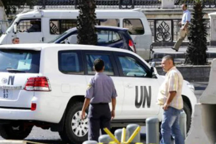 Veículos da ONU em Damasco: regime perdeu um dos prazos para se desfazer do arsenal químico (Louai Beshara/AFP)