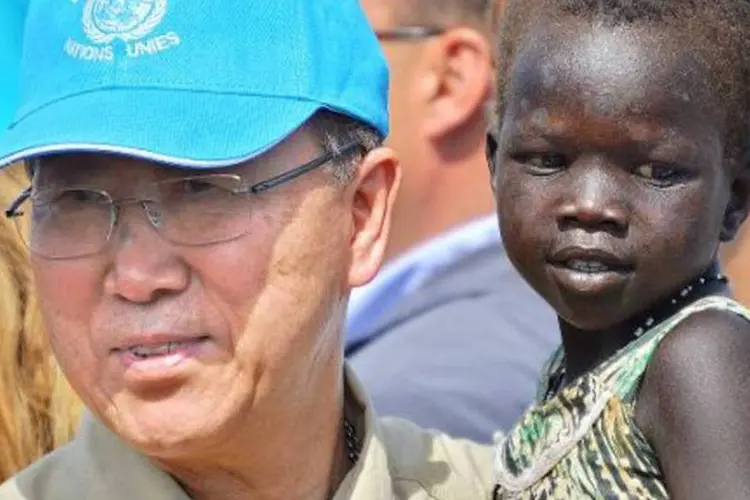 
	O secret&aacute;rio-geral da ONU, Ban Ki-moon segura crian&ccedil;a sul-sudanesa: guerra civil &eacute; marcada por massacres &eacute;tnicos
 (Samir Bol/AFP)