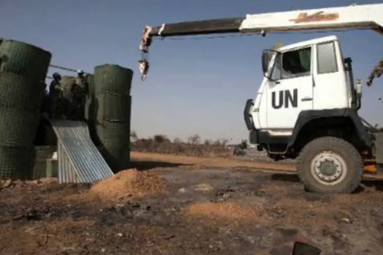 
	Engenheiros da ONU trabalham na regi&atilde;o de Darfur, no Sud&atilde;o do Sul: mais de 17.000 soldados e policiais foram mobilizados em Darfur como parte da UNAMID, criada em 2007
 (Albert Gonzalez Farran/AFP)