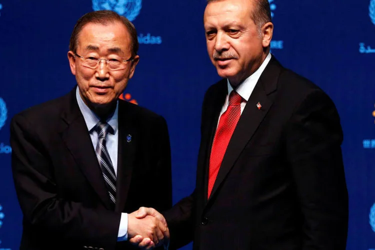 
	Ban Ki-moon e Erdogan: &quot;&Eacute; decepcionante que alguns l&iacute;deres do mundo n&atilde;o tenham podido estar aqui, salvo a chanceler alem&atilde;&quot;
 (Murad Sezer / Reuters)