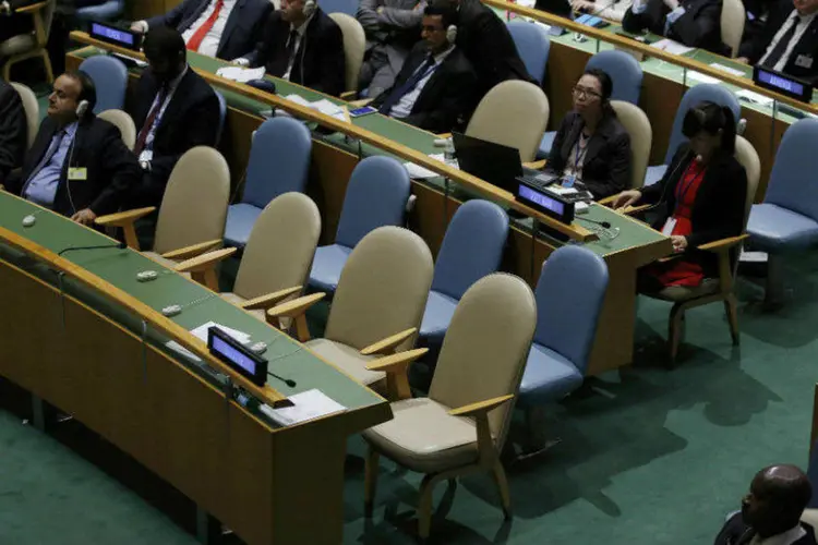 
	Os lugares da Ucr&acirc;nia vazios ap&oacute;s a delega&ccedil;&atilde;o abandonar a sala da Assembleia Geral da ONU antes do discurso de Vladimir Putin
 (REUTERS/Carlo Allegri)