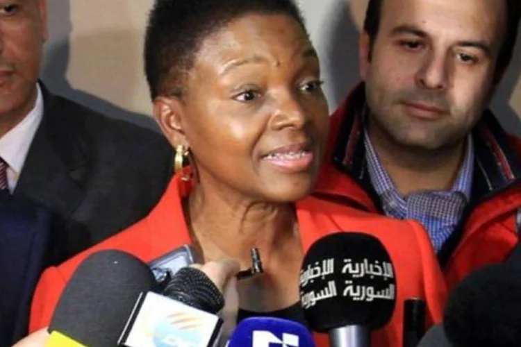 Valerie Amos, chefe do serviço humanitário da ONU, fala com jornalistas em março (©AFP / Louai Beshara)