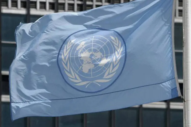 
	Bandeira da ONU: o plano foi acordado na noite do domingo por negociadores dos 193 pa&iacute;ses da ONU
 (AFP/Nicholas Roberts)
