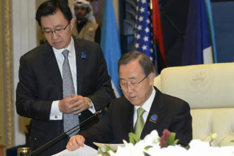 
	O secret&aacute;rio-geral da ONU, Ban Ki-moon (direita):&nbsp;&quot;Quantas pessoas ser&atilde;o mortas se esta situa&ccedil;&atilde;o continuar?&quot;, disse Ban, durante um confer&ecirc;ncia de doadores no Kuweit
 (REUTERS / Stephanie McGehee)